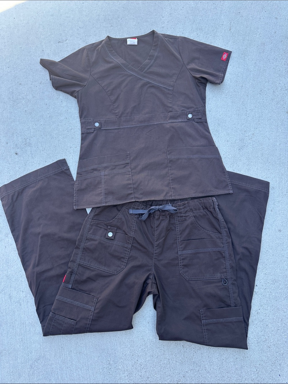 DICKIES Women’s Medical Scrub Set - Dark Brown V-Neck Top & Cargo Pants SIZE SM